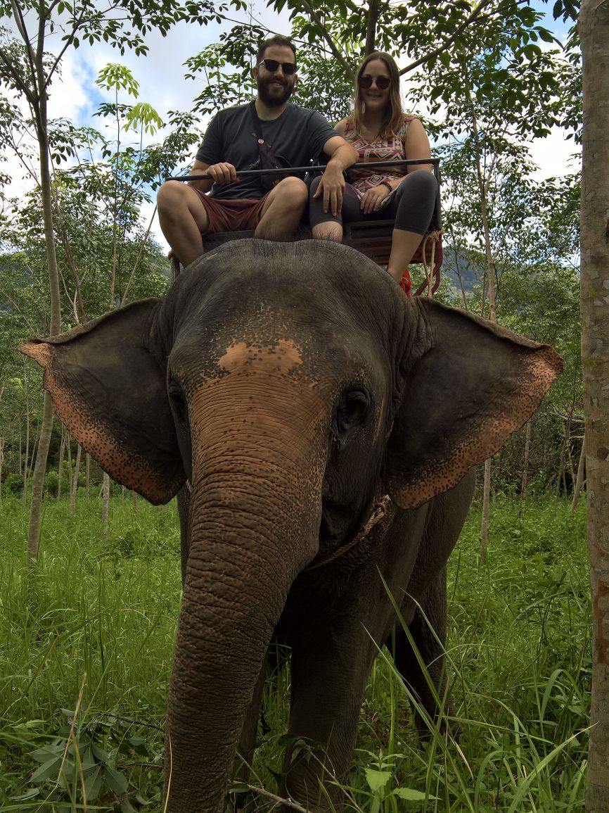 Claudia und Yves auf einem Elefanten